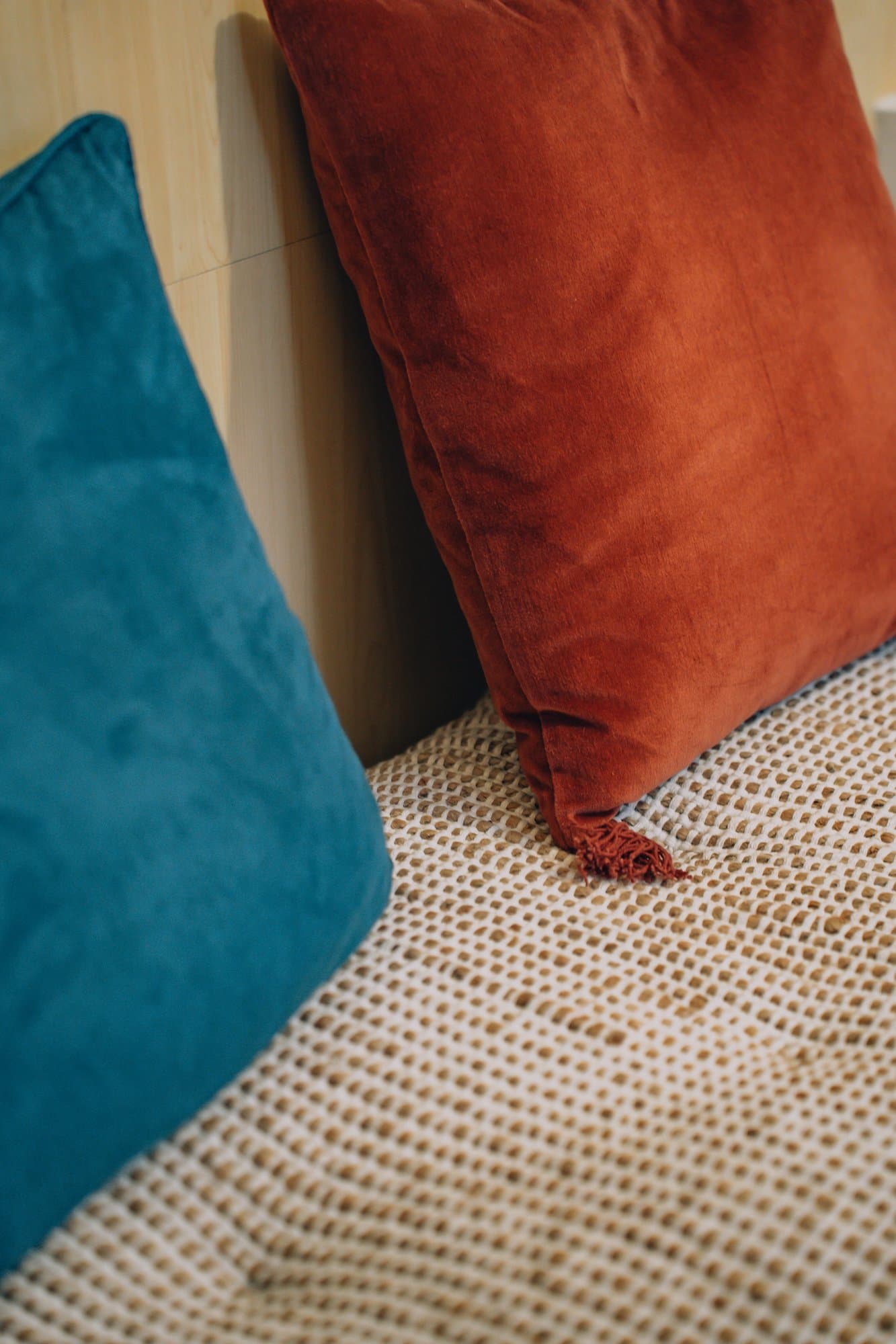 Detalle de cojines teal y terracota
